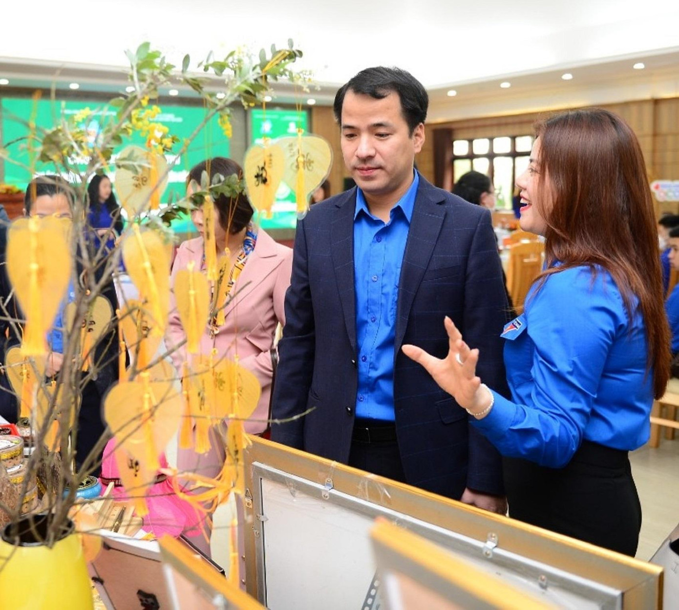 Anh Ngô Văn Cương, Bí thư Trung ương Đoàn tham quan gian hàng trưng bày sản phẩm khởi nghiệp của thanh niên