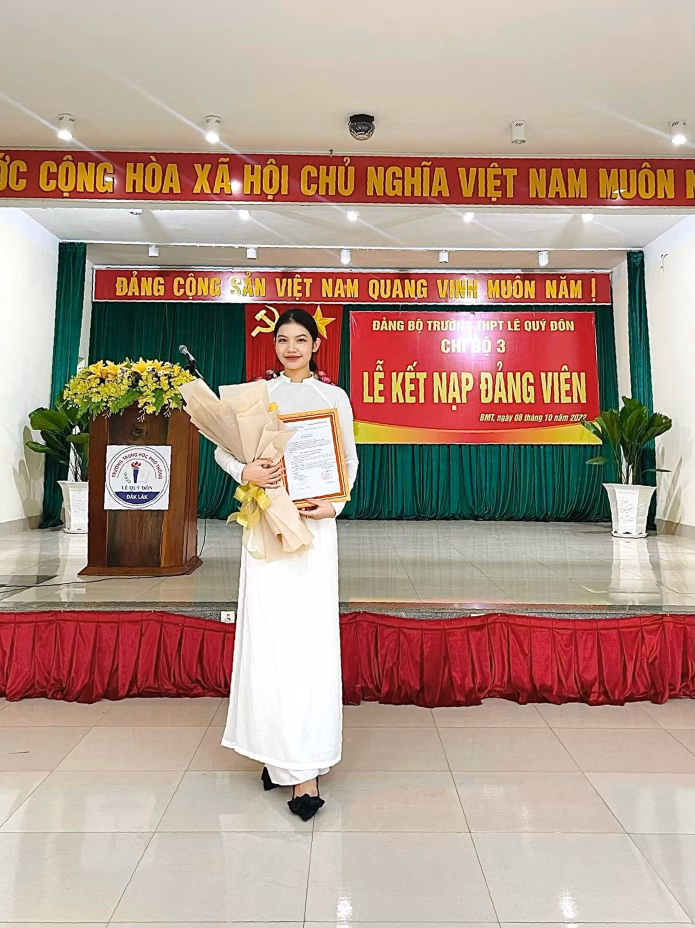 H Sharonny tại lễ kết nạp đảng viên. Ảnh: FBNV