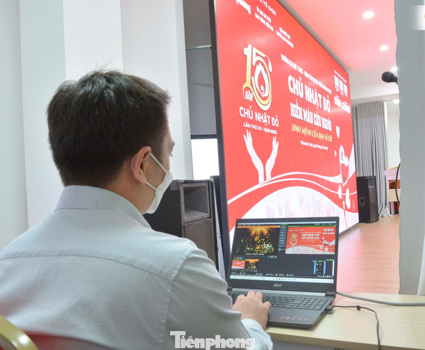 Kiểm tra âm thanh, ánh sáng trước khi chương trình diễn ra Kiểm tra âm thanh, ánh sáng trước khi chương trình diễn ra