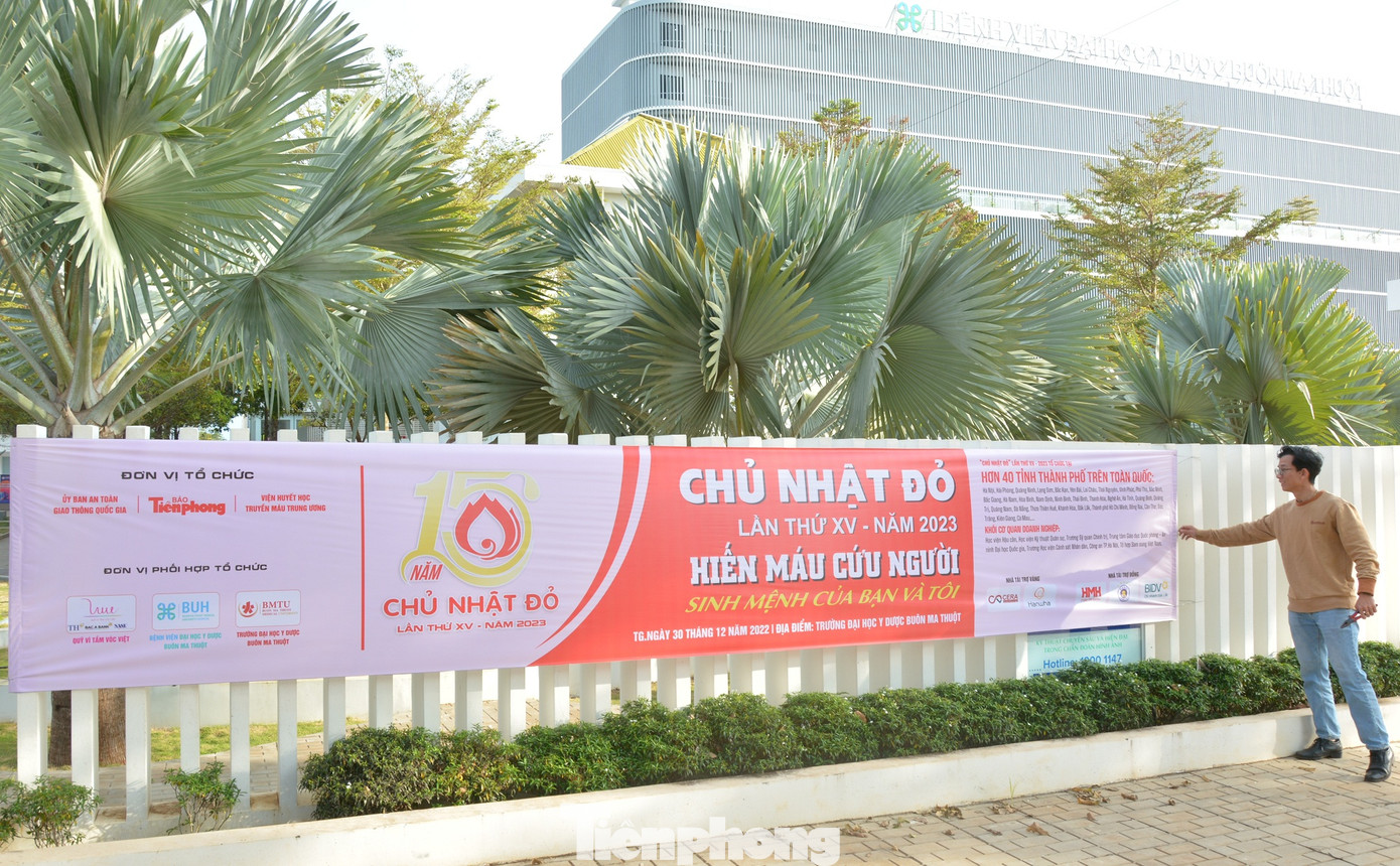 Băng rôn treo trước trường Băng rôn treo trước trường