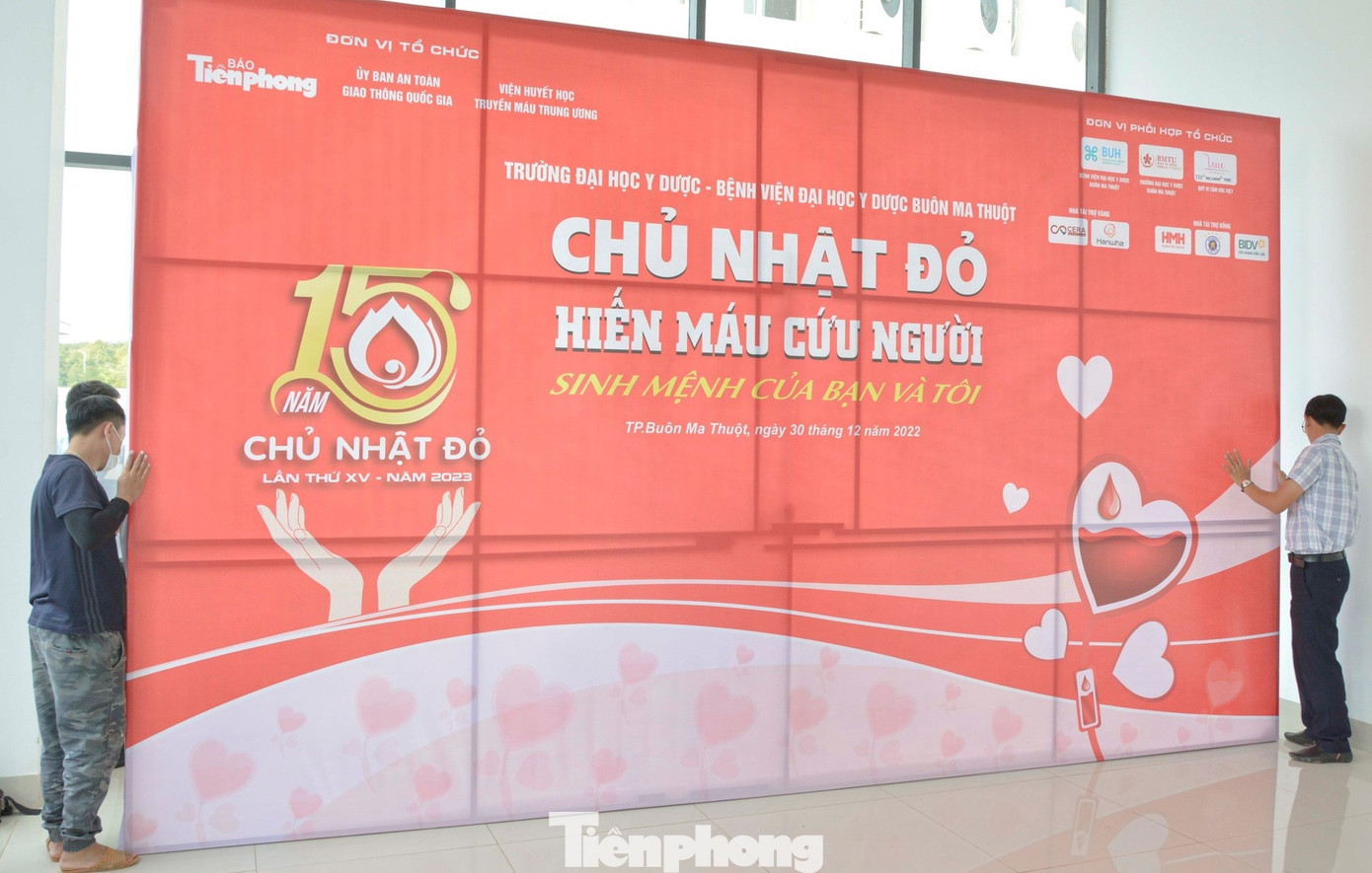 Hoàn tất sân khấu trước khi tổ chức chương trình Hoàn tất sân khấu trước khi tổ chức chương trình