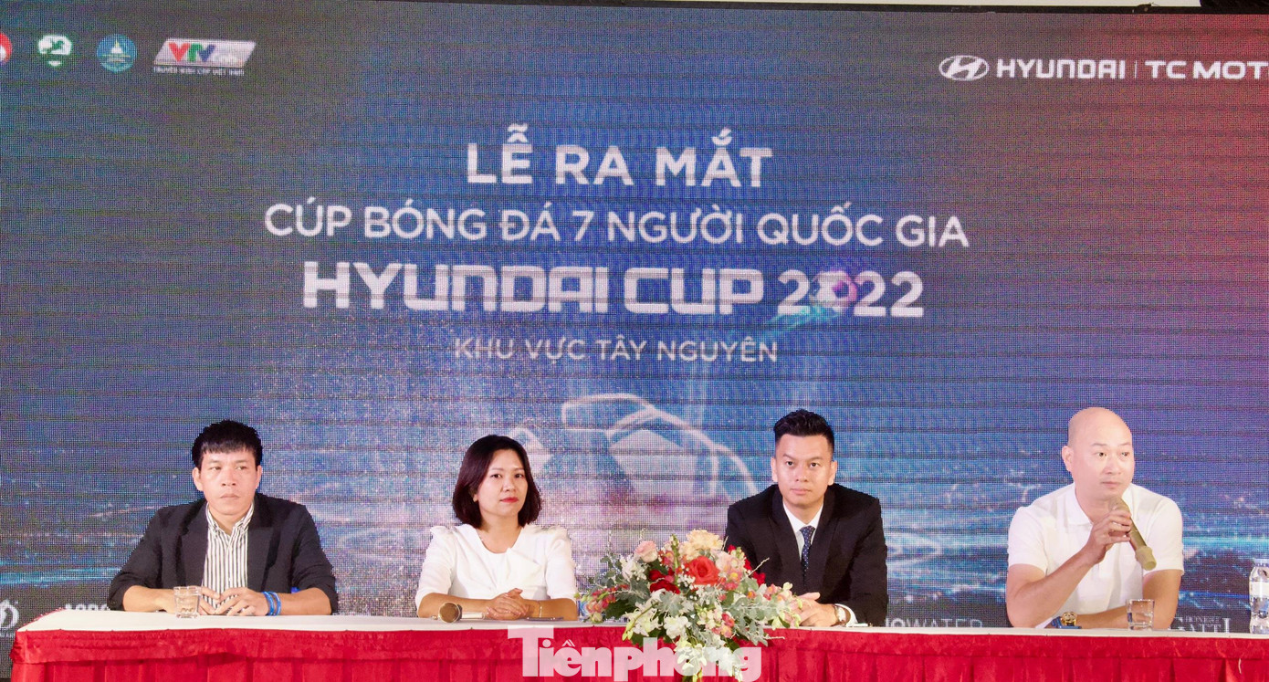 Ban tổ chức giao lưu với ban huấn luyện các đội bóng