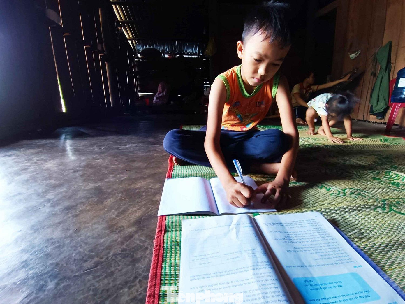 Nhiều học sinh vùng sâu không có góc học tập