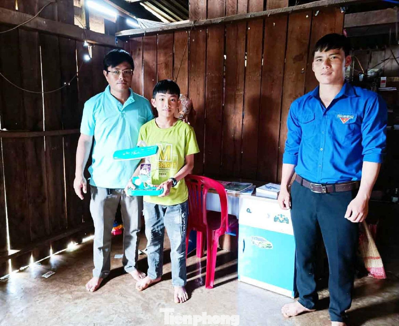 Nhiều học sinh nghèo trên địa bàn huyện Cư M'gar được CLB tặng bộ bàn học