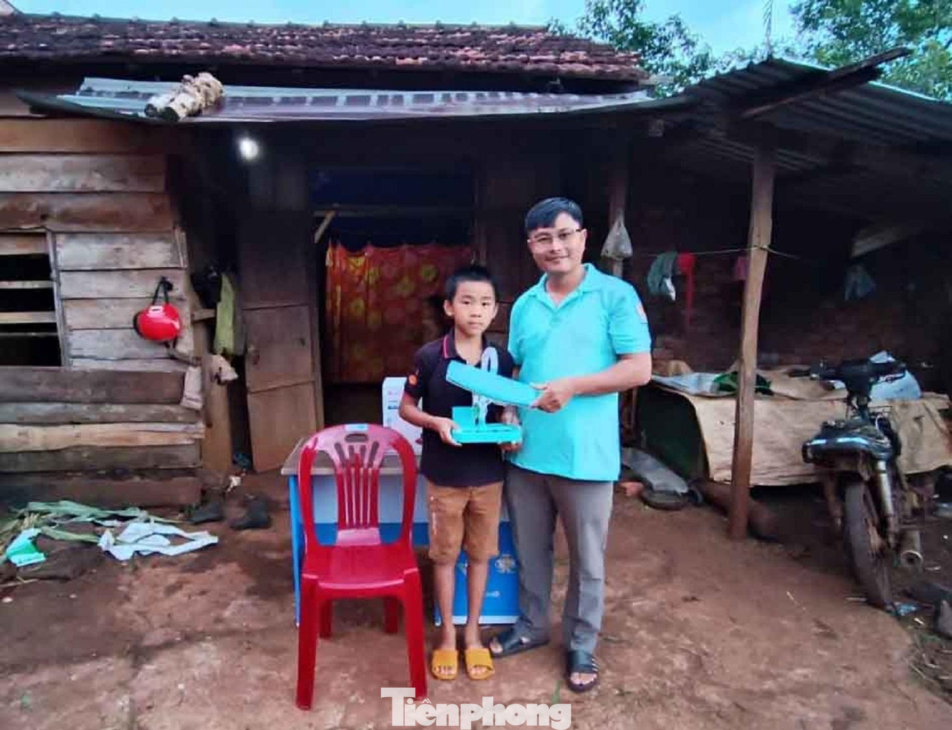 Em Xa Trung Hiếu được tặng bộ bàn học