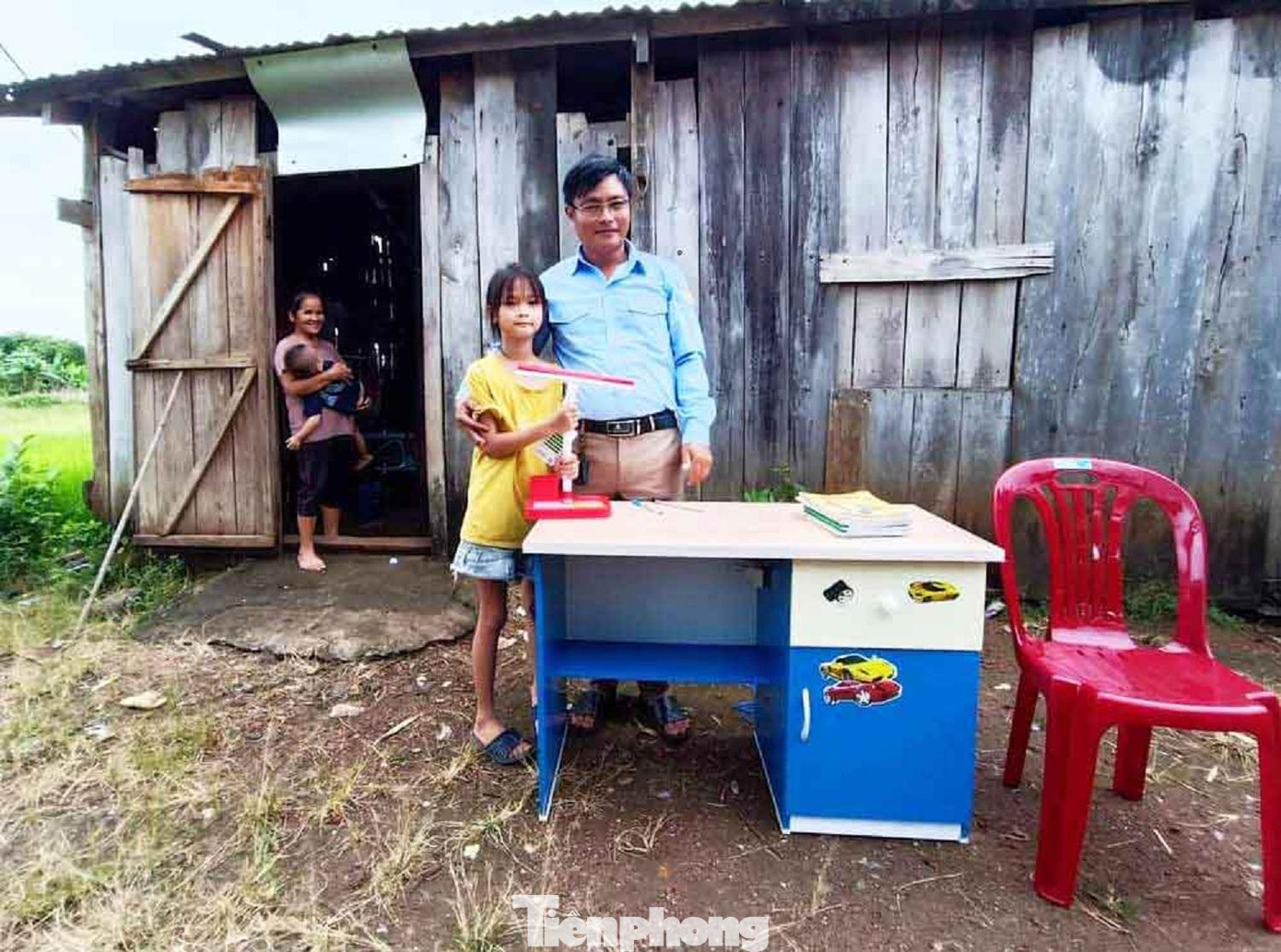 Em Bế Kiều Vân bên bộ bàn học mới