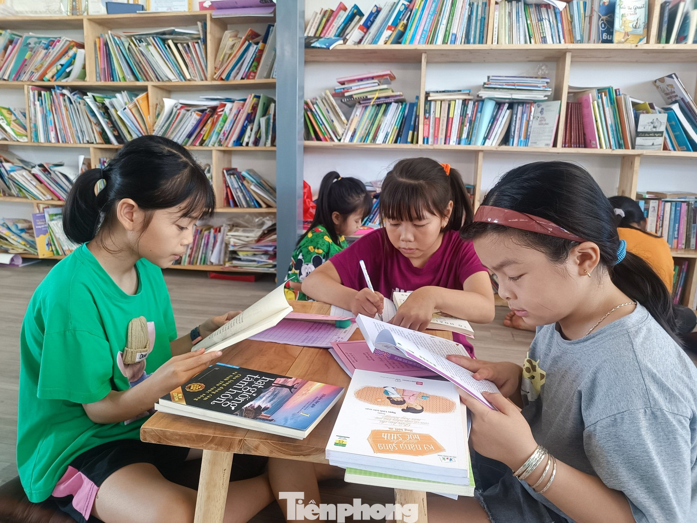 Các em thiếu nhi đọc sách tại Ngôi nhà trí tuệ Các em thiếu nhi đọc sách tại Ngôi nhà trí tuệ