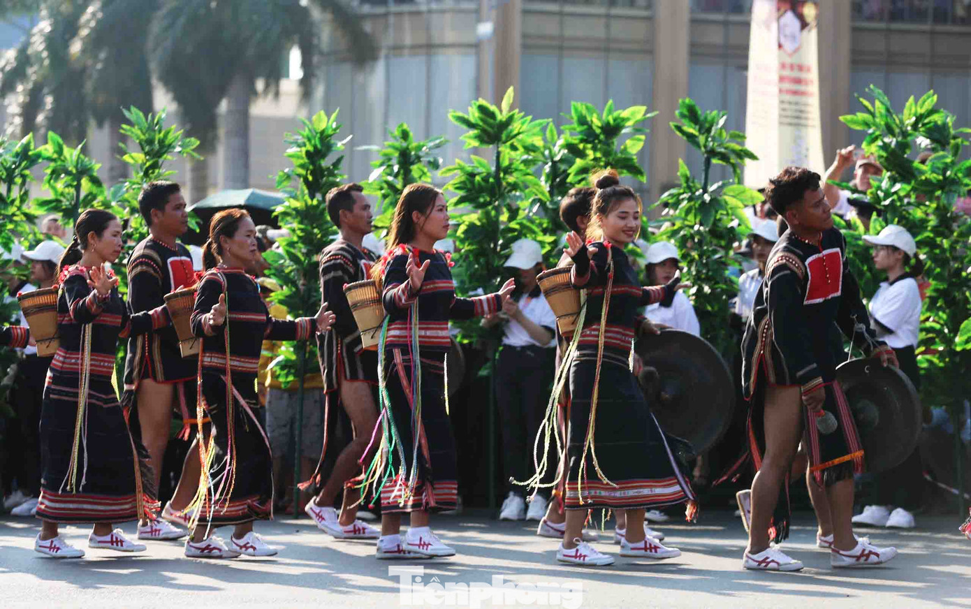 Các chàng trai, cô gái đồng bào dân tộc thiểu số mang đến những sắc màu văn hóa độc đáo.