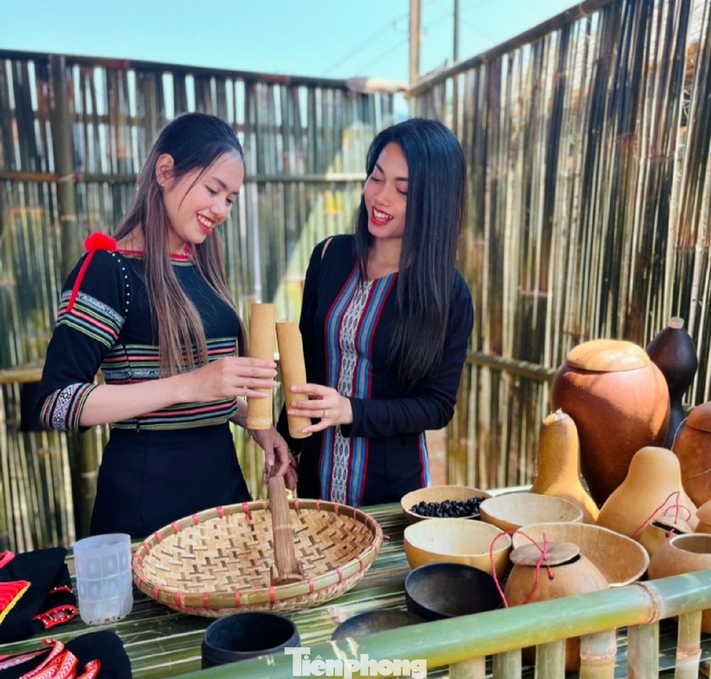 Tại ngày hội, các thiếu nữ giới thiệu vật dụng truyền thống của dân tộc Ê đê cho du khách.