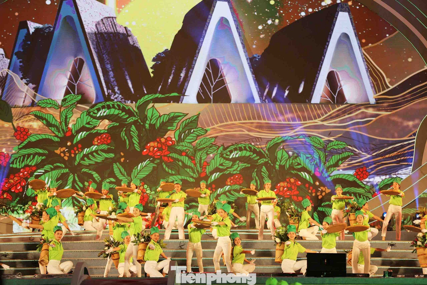 Lễ hội nhằm mục đích tôn vinh những người trồng, chế biến, kinh doanh cà phê...