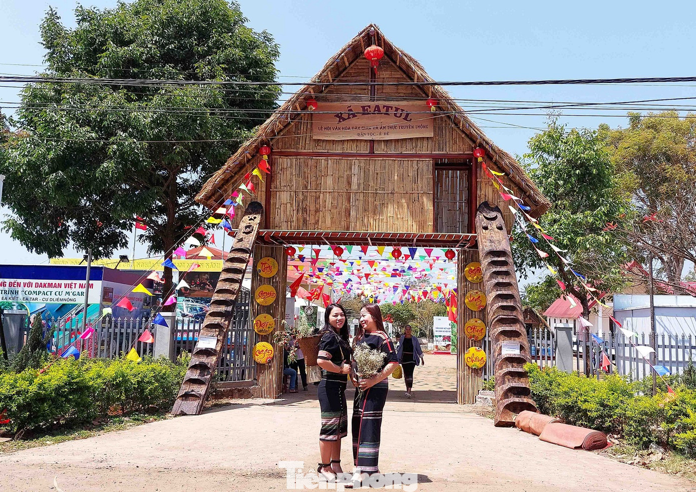 Ngày hội với chủ đề Vui chơi cùng buôn làng chúng tôi.