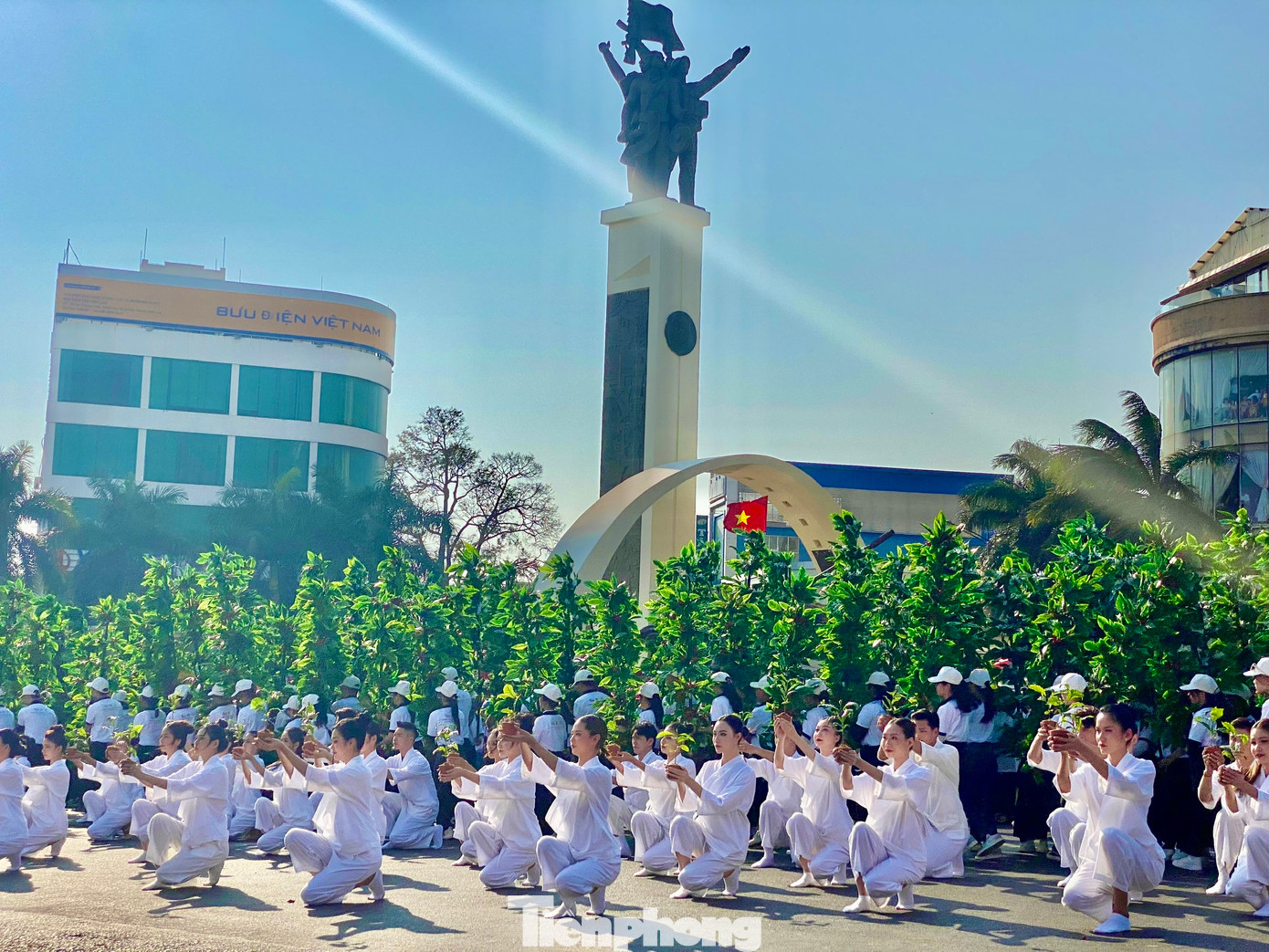 Đoàn biểu diễn nghệ thuật ngay khu vực ngã 6, Tượng đài Chiến thắng Buôn Ma Thuột.