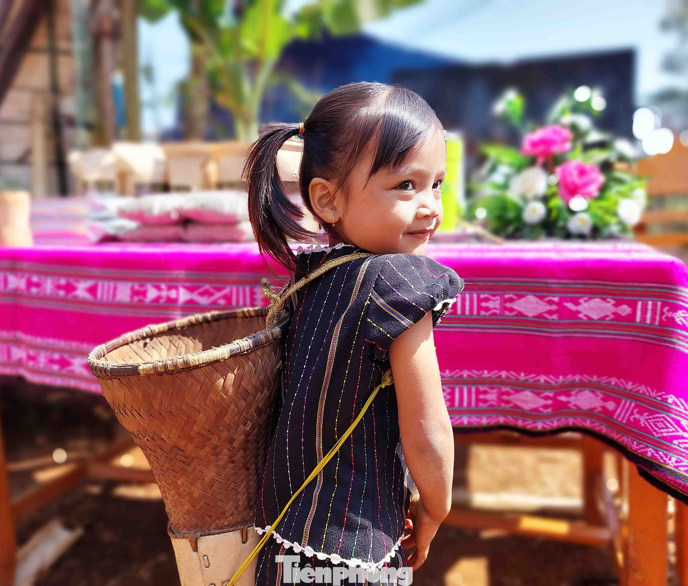 Em bé Ê đê với đôi mắt trong veo tại ngày hội.