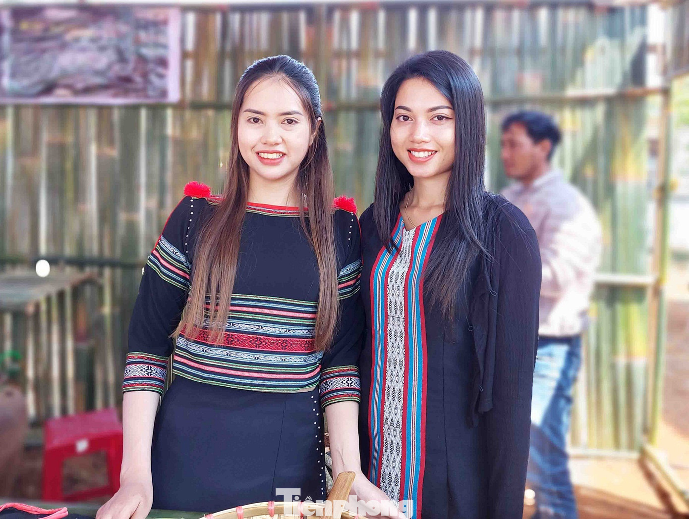 Thiếu nữ Ê đê trong trang phục truyền thống.