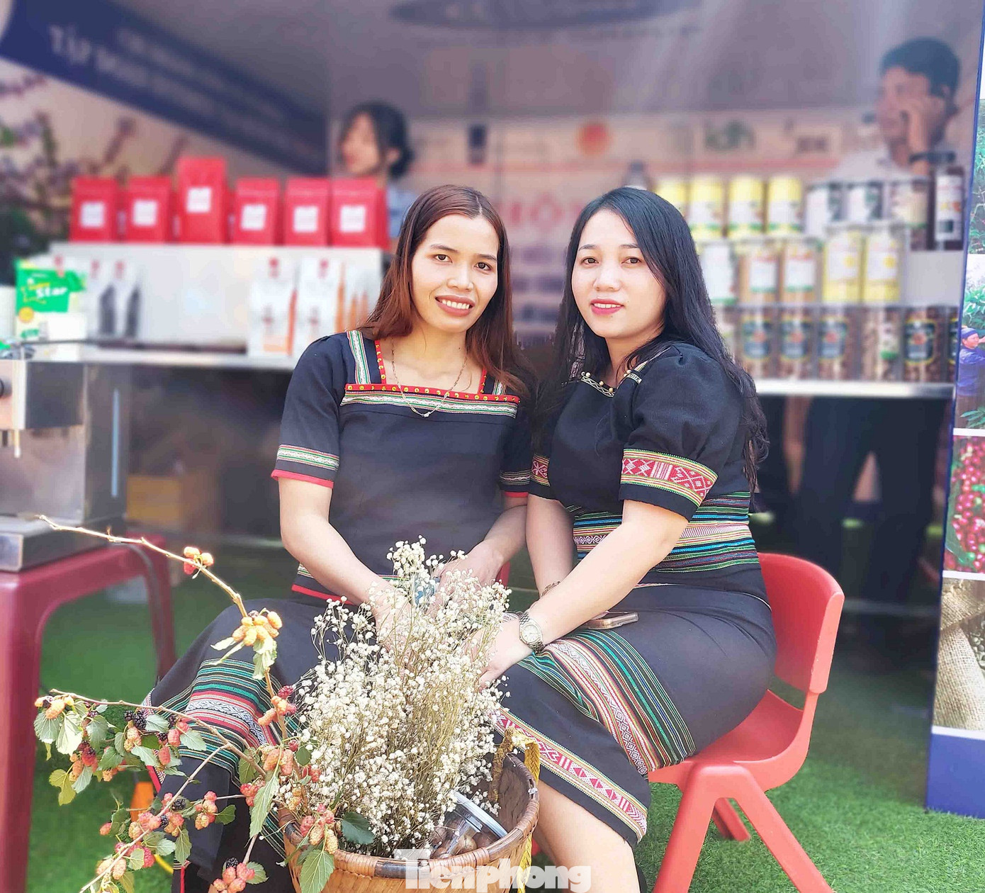 Ngày hội là dịp để nam, nữ Ê đê khoác trên mình bộ trang phục truyền thống.