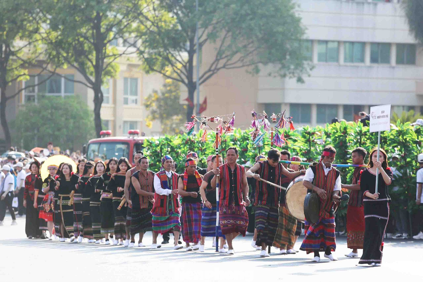 Các đoàn nghệ nhân trong trang phục truyền thống diễu hành.