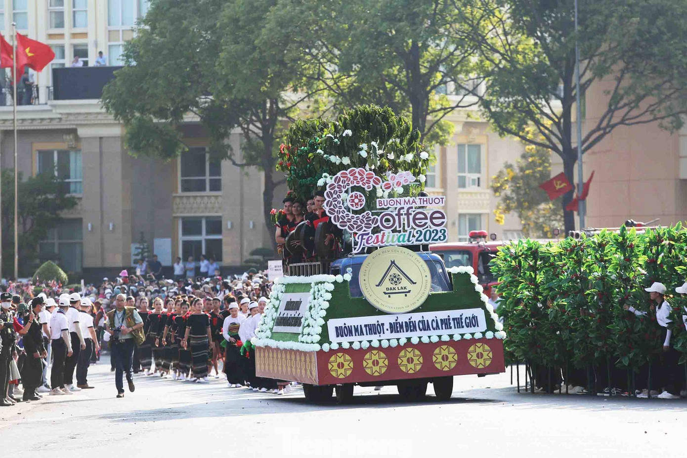 Đoàn diễu hành, xe hoa của các đơn vị.