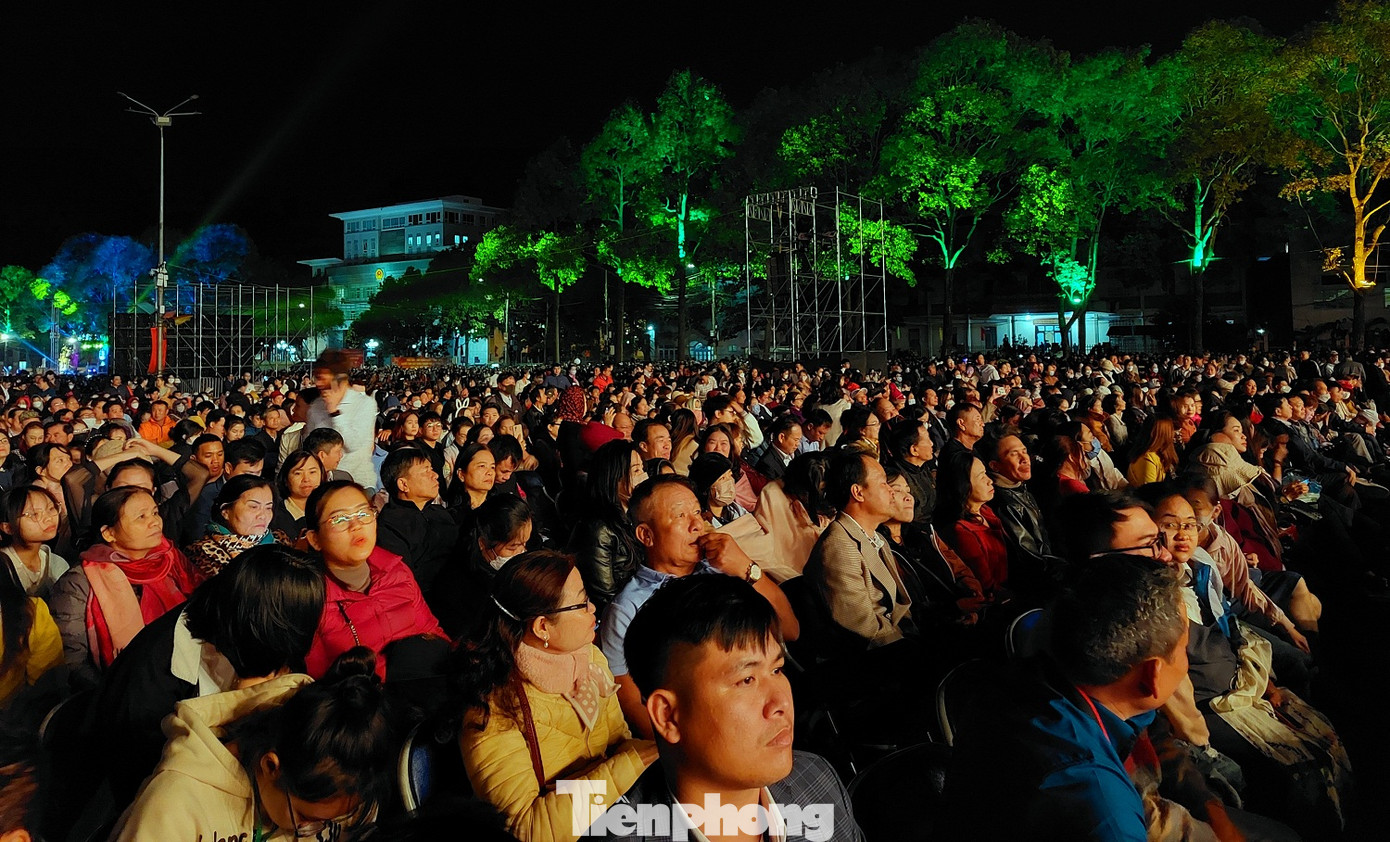 Hàng nghìn người dân tham dự lễ khai mạc