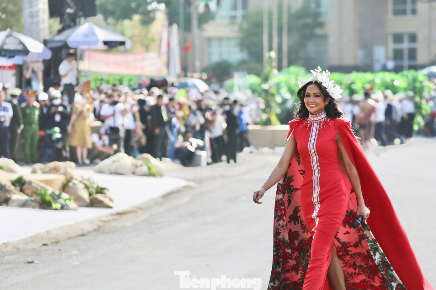 Đại sứ truyền thông Lễ hội Cà phê Buôn Ma Thuột lần thứ 8 – Hoa hậu Hoàn vũ H'Hen Niê.