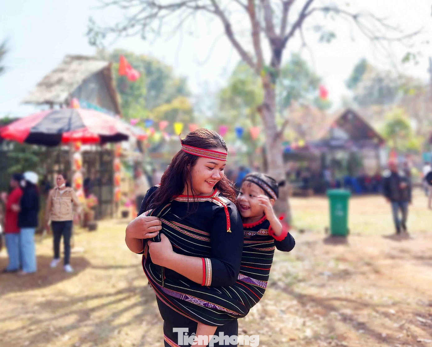 Hai mẹ con người dân tộc Ê đê hào hứng trong lễ hội.