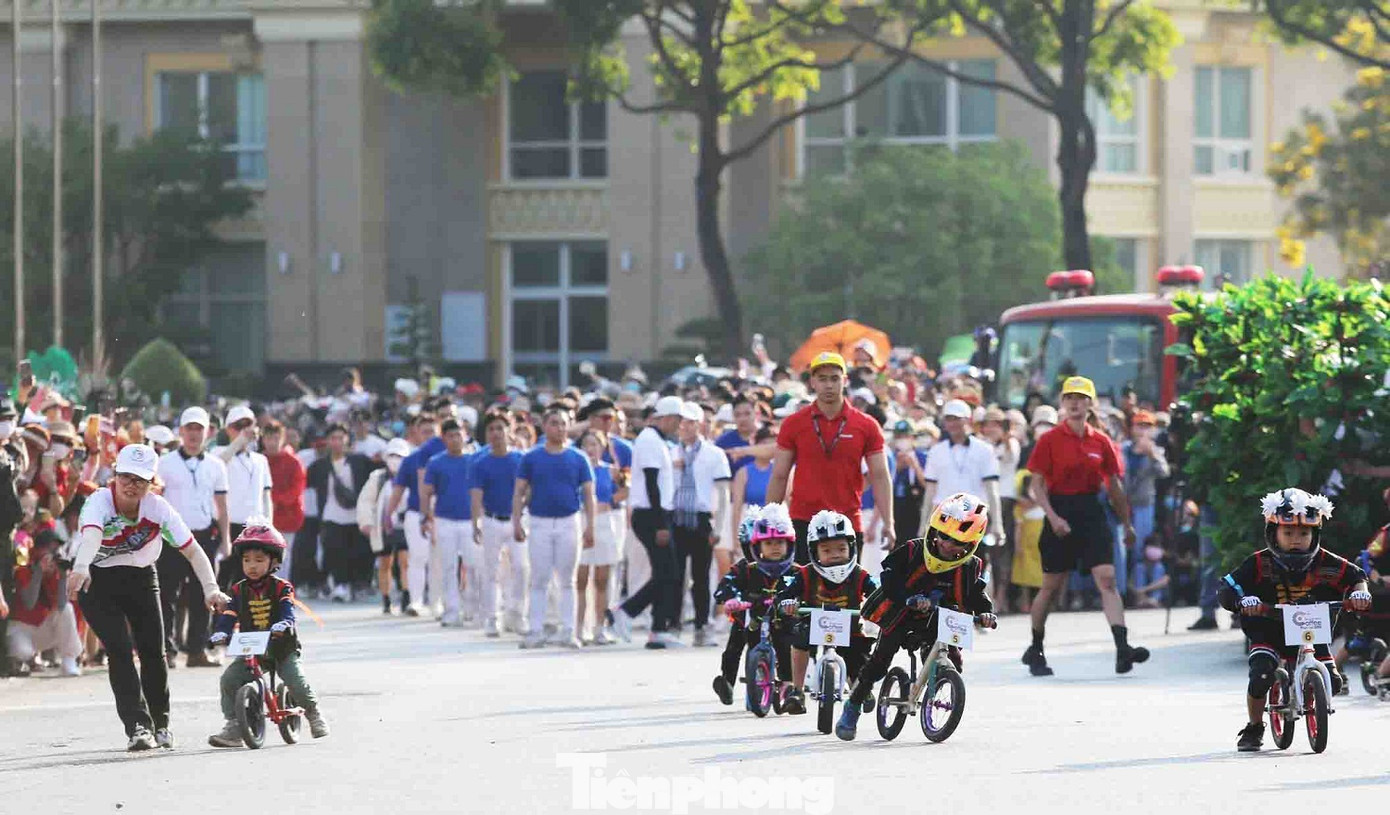 Các em nhỏ háo hức tham gia lễ hội.