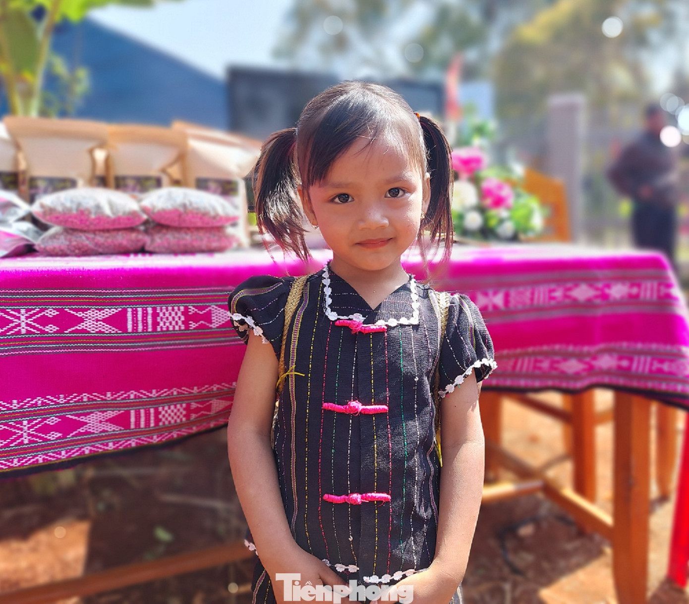 Em bé Ê đê với đôi mắt trong veo tại ngày hội.