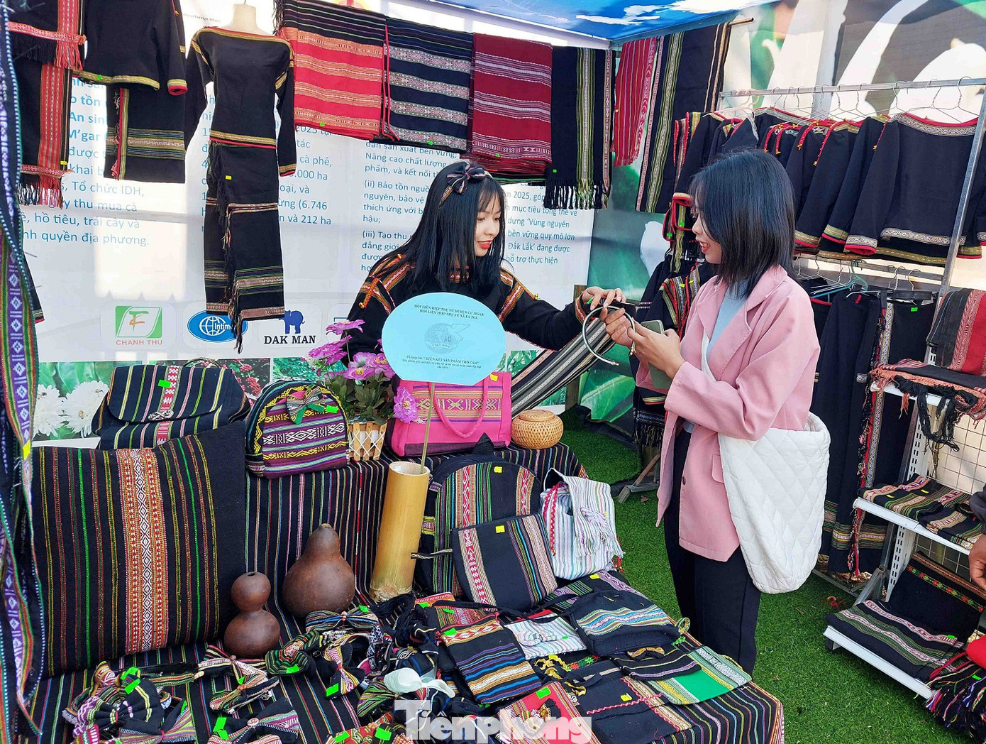 Gian hàng gây quỹ cho trẻ em và phụ nữ có hoàn cảnh khó khăn.