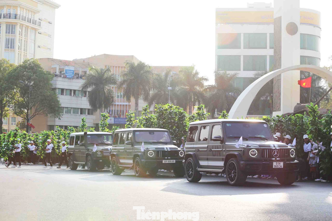 Nhiều xe sang Mercedes-Benz G63 AMG của ông chủ cà phê Trung Nguyên tham gia lễ hội.