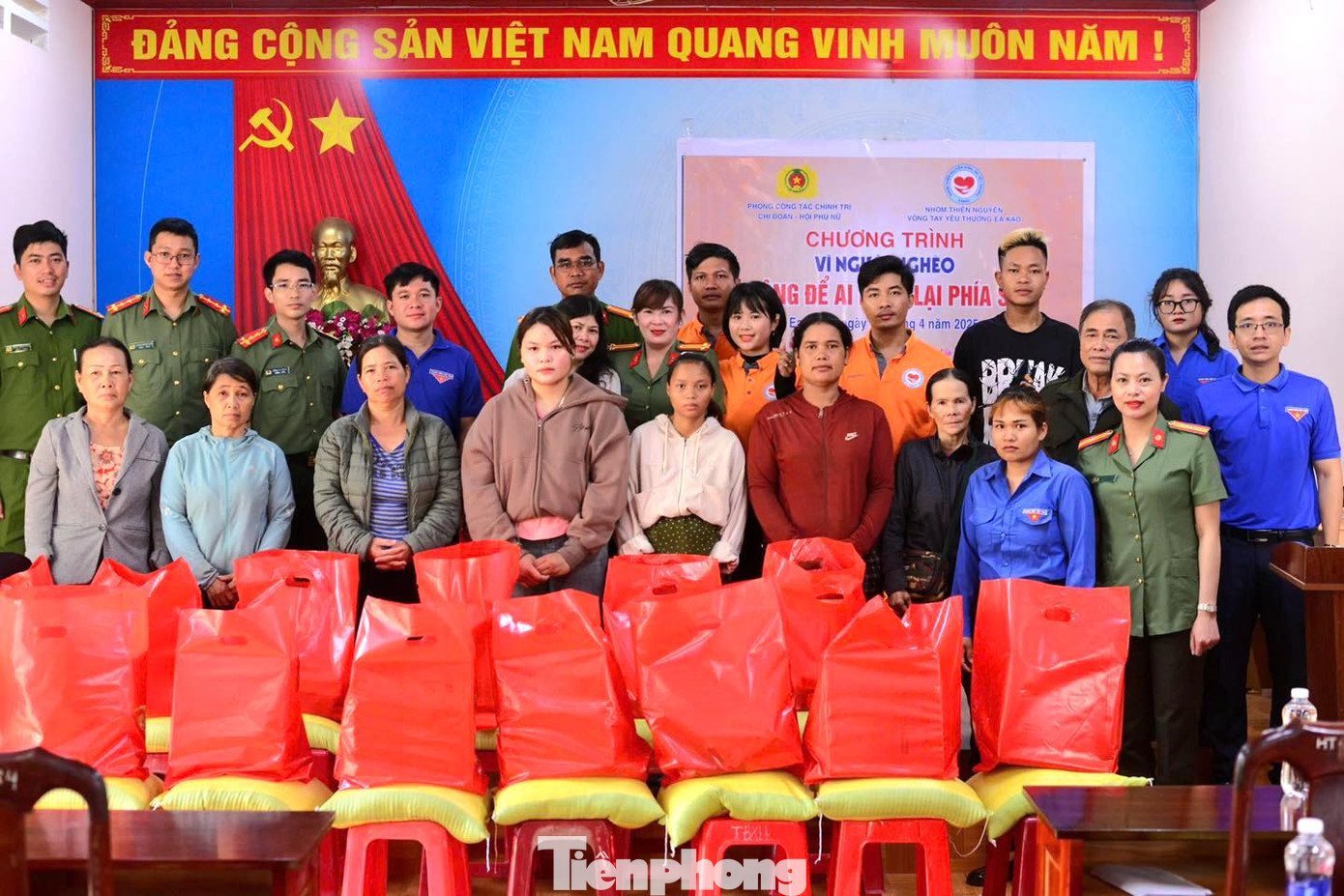 Các đơn vị trao tặng quà tới các hộ gia đình khó khăn.