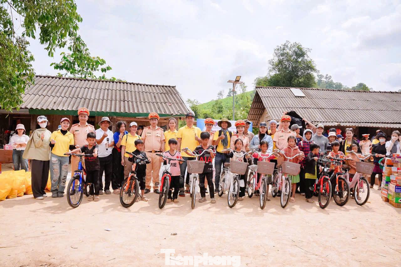 Đoàn trao tặng nhiều phần quà thiết thực ý nghĩa tới trẻ em xã vùng sâu.