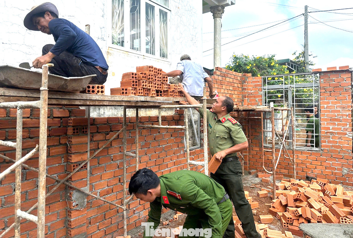 Cán bộ, chiến sĩ công an chung tay thực hiện hiệu quả chủ trương xóa nhà tạm, nhà dột nát.