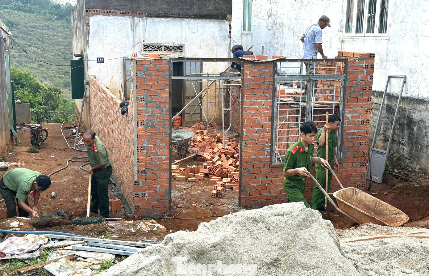 Đoàn viên, thanh niên hỗ trợ ngày công xây nhà mới cho gia đình ông K Srai.