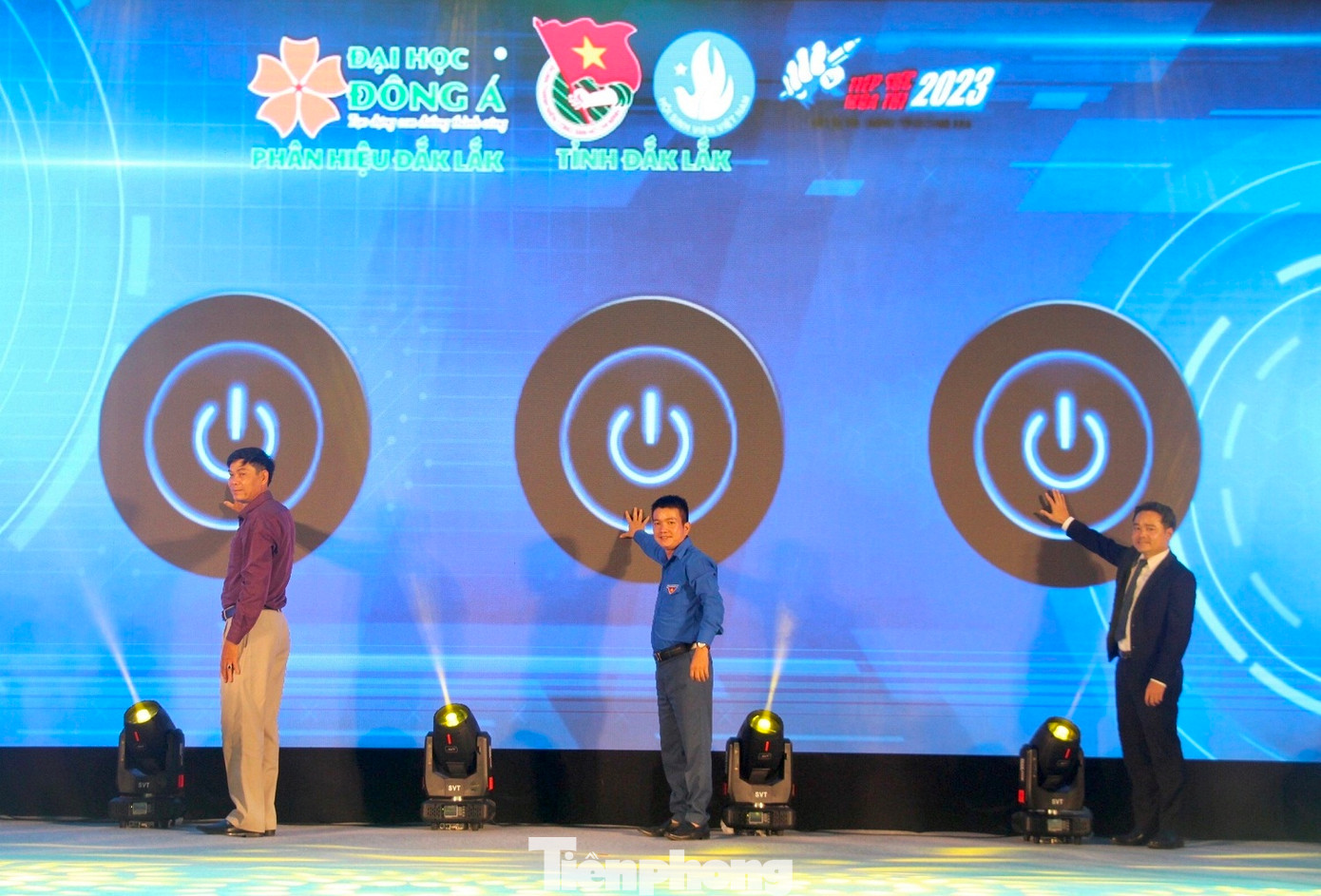 Ban tổ chức nhấn nút khởi động chương trình Tiếp sức mùa thi 2023