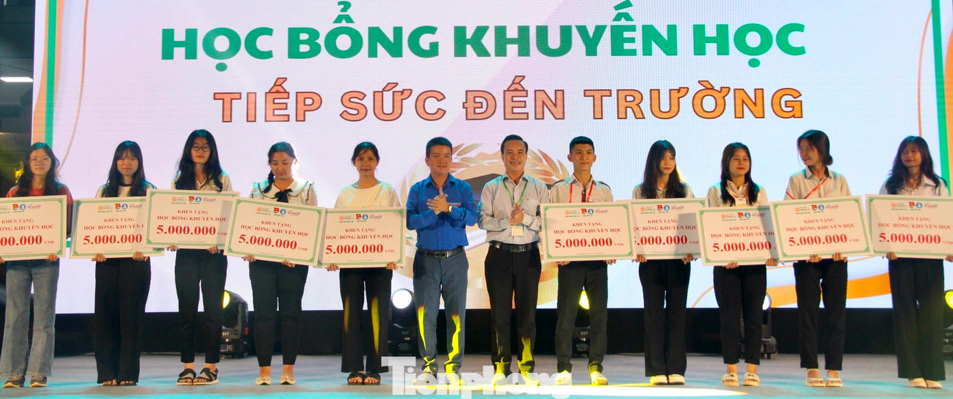 Ban tổ chức trao học bổng khuyến học tiếp sức đến trường