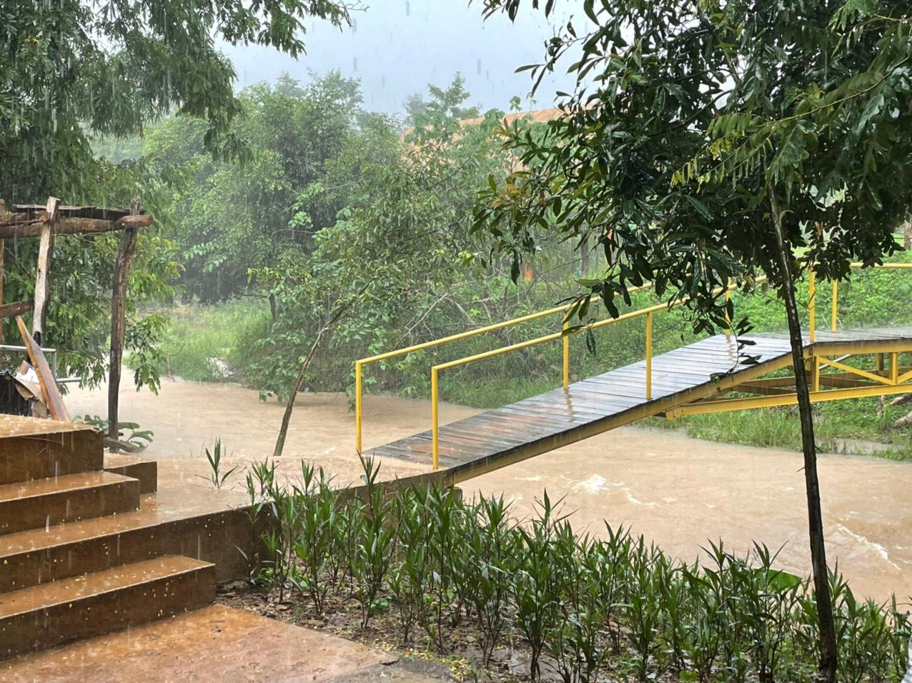 Khu vực căn nhà nghỉ dưỡng nằm cạnh khu vực suối. Giáp ranh có chiếc cầu tự xây dựng, bên kia cầu có một nhà sàn đang xây dựng dở dang (thuộc phường Đạt Hiếu, thị xã Buôn Hồ).