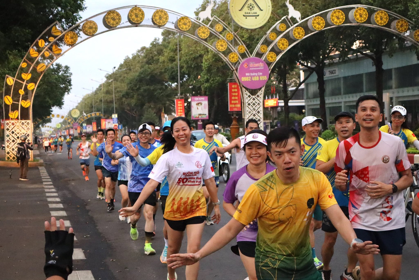 Tham gia chương trình có hơn 200 runner, trong đó có nhà vô địch kick boxing SEA Games 32 Nguyễn Hoàng và những runners tên tuổi như Hoàng Văn Hơn, Tuấn Kiệt, Kim Anh cũng hưởng ứng chương trình.