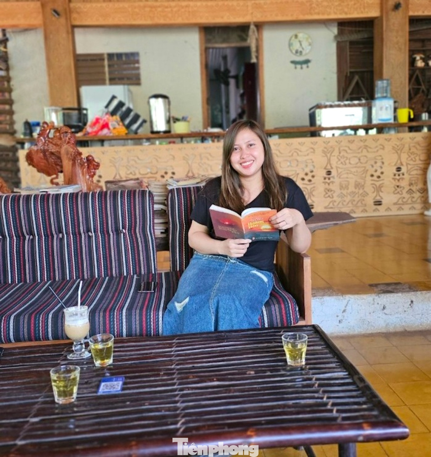 Đối với người trẻ hiện nay, đi cà phê không chỉ để thưởng thức hương vị đồ uống yêu thích, mà đó là nơi có thể học tập, làm việc nhóm, đọc sách, xả stress hay đơn giản là nơi gặp gỡ và trò chuyện cùng bạn bè.