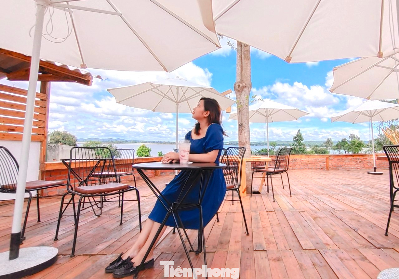 Chị Nguyễn Thị Huyền (phường Ea Tam, TP Buôn Ma Thuột) chia sẻ, tranh thủ thời gian rảnh rỗi, chị và những người bạn cùng đến quán cà phê có khung cảnh đẹp, chụp bộ ảnh lưu dấu kỷ niệm. Trên thực tế, nhiều bạn trẻ đến quán cà phê chụp ảnh là chính, thưởng thức đồ uống chỉ là yếu tố phụ.