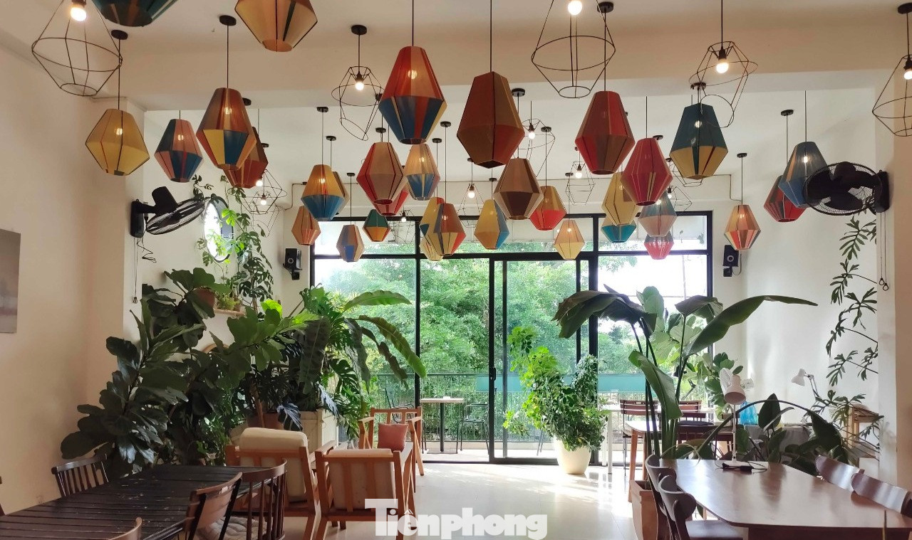 Ở TP Buôn Ma Thuột (Đắk Lắk) không khó để bắt gặp những quán cà phê với các phong cách khác nhau như tối giản, hiện đại, hoài cổ, nhiệt đới,…