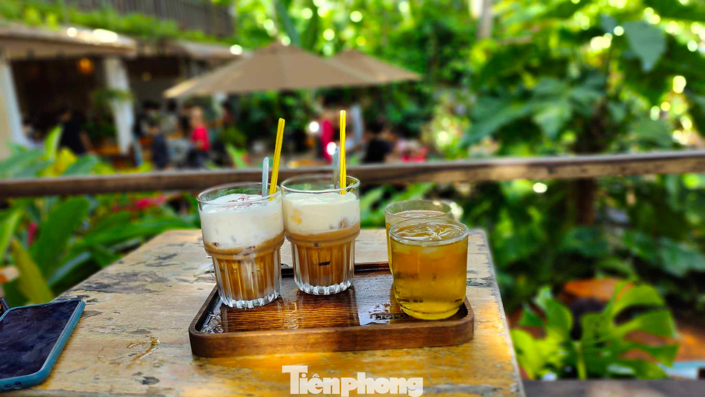 Bên cạnh những ly cà phê đen pha phin truyền thống, giới trẻ ở TP Buôn Ma Thuột hứng thú những “làn sóng” cà phê mới.