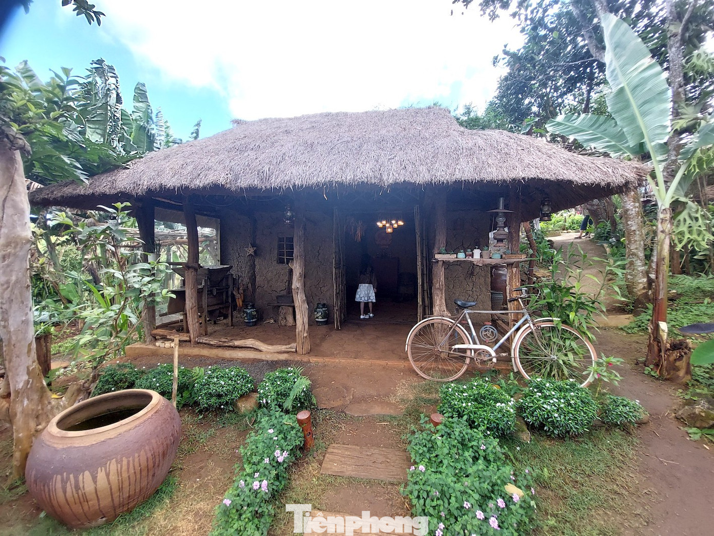 Những năm gần đây, ngày càng có nhiều quán cà phê mang hơi hướng xưa cũ. Dạo một vòng quanh thành phố, dễ dàng tìm thấy nhiều quán cà phê với phong cách bài trí không gian xưa.