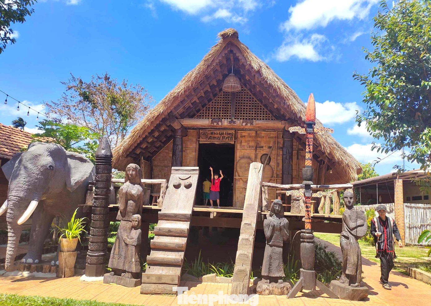 Quán cà phê nhà sàn thiết kế theo không gian mở thu hút du khách. Các bạn trẻ ấn tượng với không gian mới mẻ, được trang trí theo phong cách truyền thống của người dân tộc bản địa.