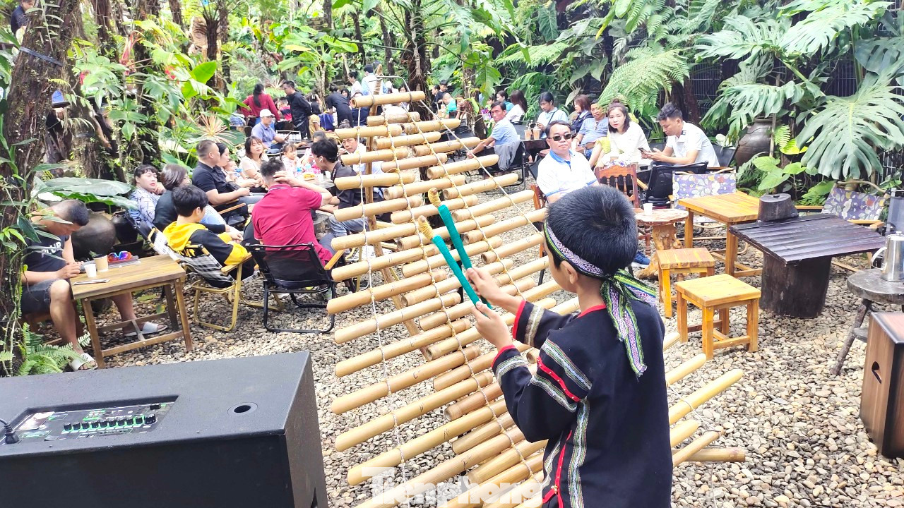 Nhiều quán cà phê phong cách truyền thống của người Êđê gây ấn tượng