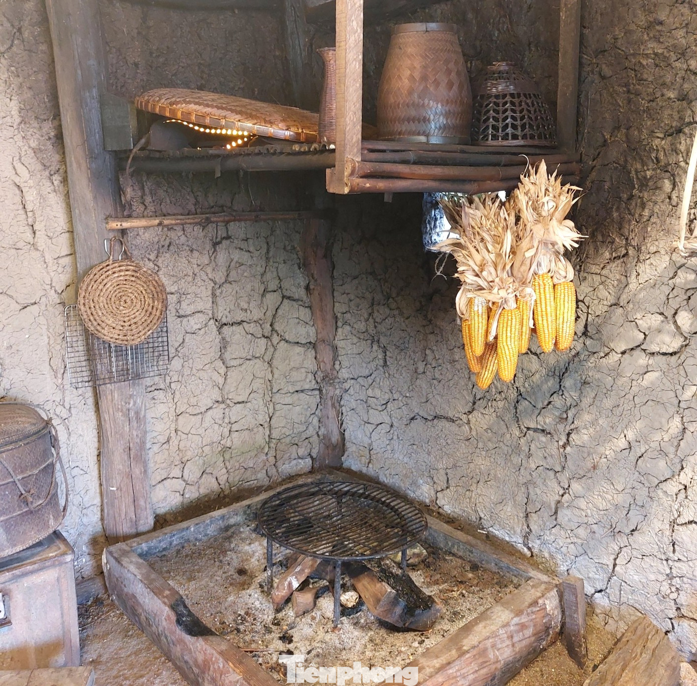 Trong ngôi nhà tranh vách đất, các vật dụng cũ được khéo léo bài trí tạo không gian nên thơ cho ngôi nhà xưa.