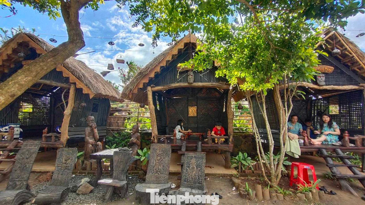 Nhiều quán cà phê phong cách truyền thống của người Êđê gây ấn tượng