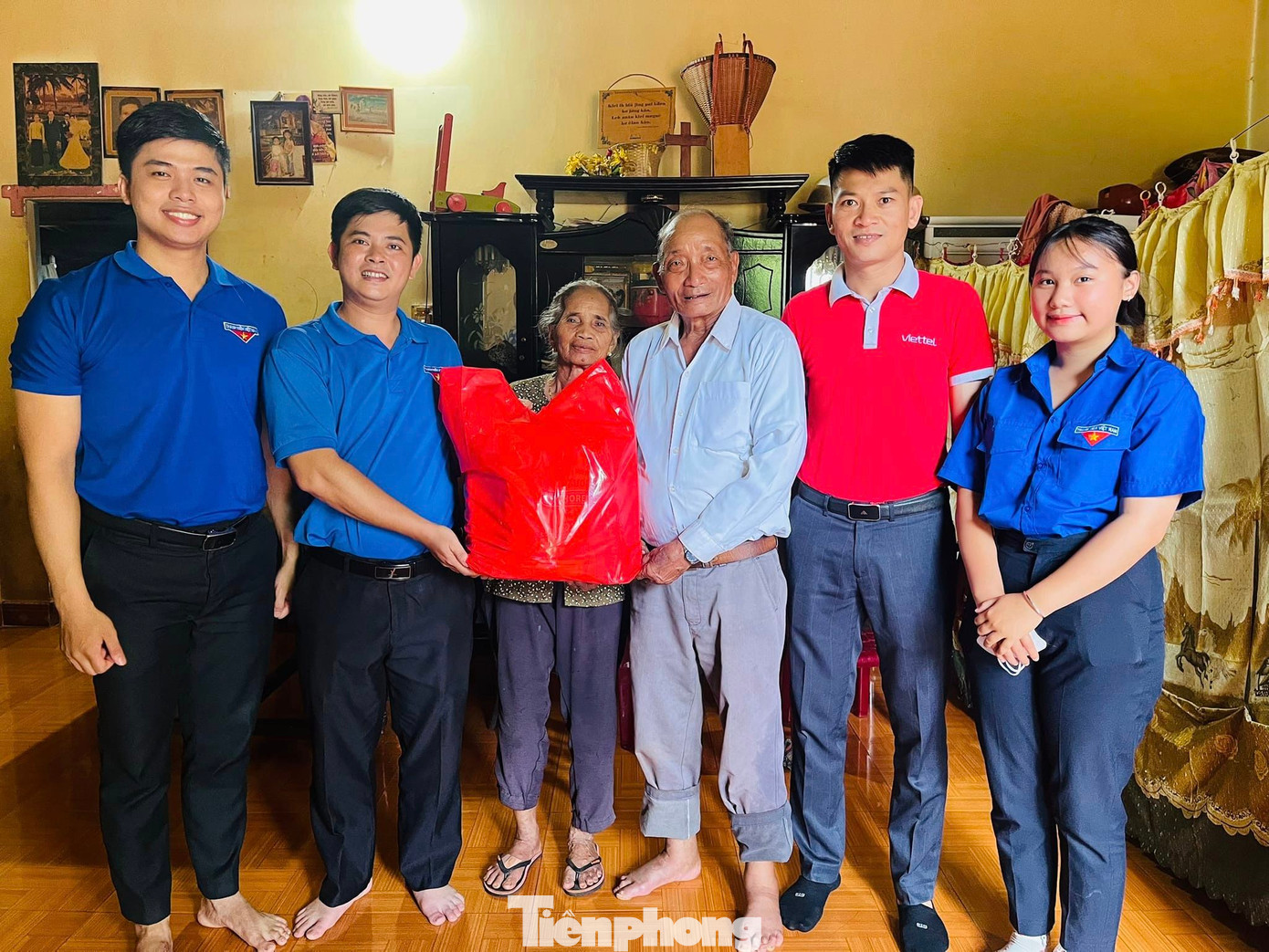 Đoàn thăm, tặng quà cho các gia đình chính sách