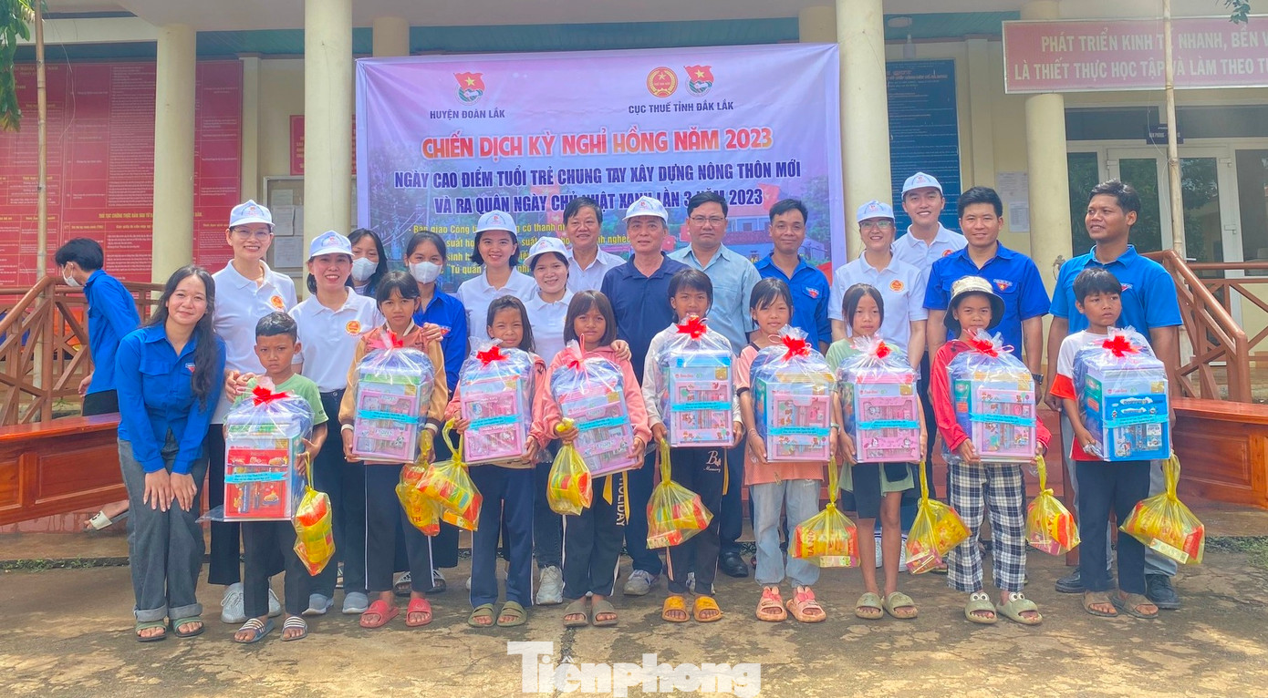 Học sinh khó khăn nhận quà