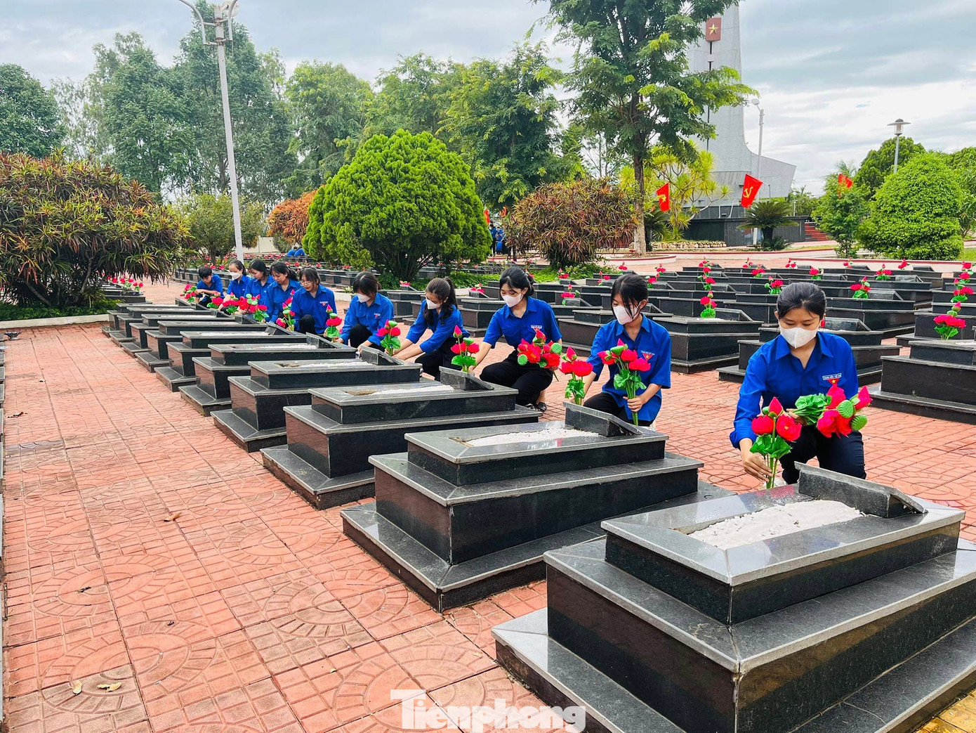 Đoàn thay mới hoa sen cho các phần mộ liệt sĩ