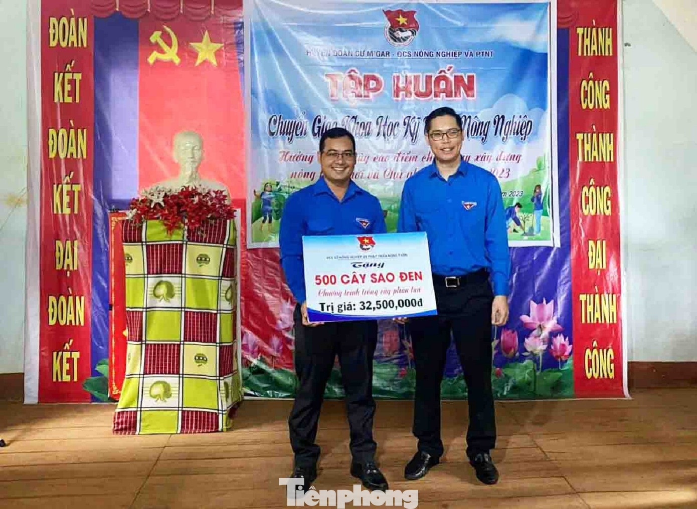 Huyện Đoàn Cư M'gar nhận bảng tượng trưng