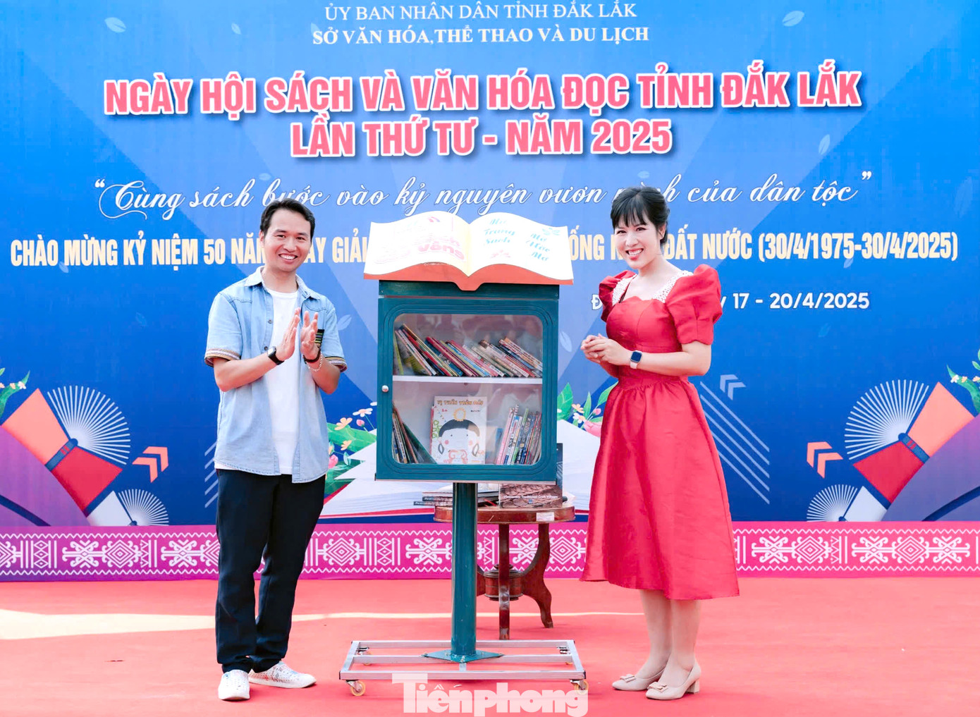 Dịp này, nhiếp ảnh gia Helena Vân trao tặng 1 tủ sách cầu vồng với 100 đầu sách cho dự án Thư viện mùa xuân trao tới các em nhỏ điểm trường vùng sâu ở các tỉnh Tây Nguyên.